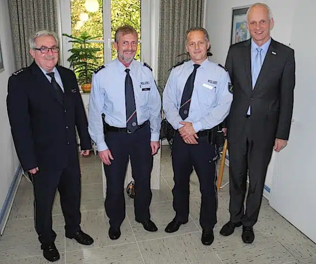 Seit kurzem ist der Polizeibezirk Niederdresselndorf wieder besetzt: Gunter Edelmann (2. v.r.) kümmert sich dort um die Belange der Bevölkerung. Bürgermeister Christoph Ewers (r.) begrüßte den neuen Bezirksbeamten mit seinen Kollegen Klaus Pfeil (Bezirksdienst Burbach, 2. v.l.) und Rainer Otto (Leiter Polizeiwache Wilnsdorf, l.) im Rathaus (Foto: Gemeinde Burbach).