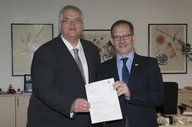 Abteilungsdirektor Ferdinand Aßhoff (Bezirksregierung Arnsberg, rechts) und Arnsbergs Bürgermeister Hans-Josef Vogel (Foto: Bezirksregierung Arnsberg)