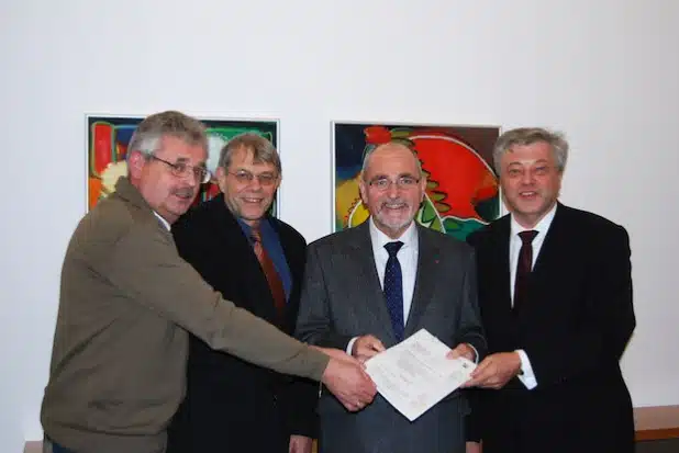 Regierungspräsident Dr. Gerd Bollermann mit Michael Matysiak (Geschäftsführer des Zweckverbandes Naturpark Arnsberger Wald), Winfried von Schroeder (Verbandsvorsteher des Naturparks Arnsberger Wald, gleichzeitig Dezernent für Bau, Kataster, Straßen und Umwelt im Kreis Soest) und Dr. Jürgen Wutschka (Abteilungsleiter Regionalentwicklung der Kreisverwaltung Soest) - Foto: Bezirksregierung Arnsberg.