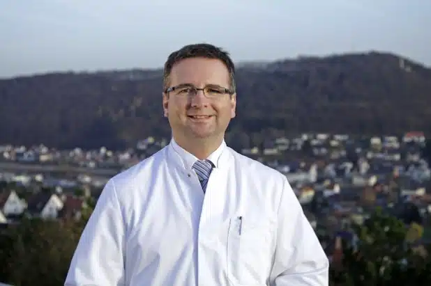 Dr. Ralf Beyer, Chefarzt der Unfallchirurgie und Orthopädie im St.-Marien-Hospital Marsberg, referiert über Stolperfallen, Stürze und Präventionsmaßnahmen (Foto: St.-Marien-Hospital Marsberg).