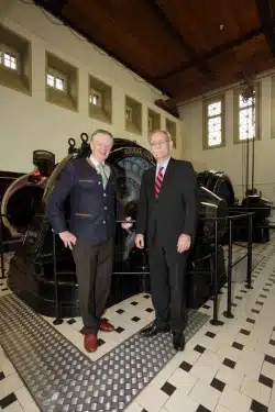 Hanno Freiherr von Plettenberg und Professor Harro Bode bei der Wiederinbetriebnahme des 1923 errichteten Wasserkraftwerks (Foto: Ruhrverband).