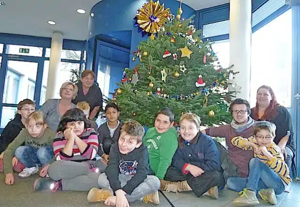 Die Jungen und Mädchen der Carl-Sonnenschein-Schule in Iserlohn-Sümmern bastelten den Schmuck für den Weihnachtsbaum (Foto: Frank Beuke/Märkischer Kreis).