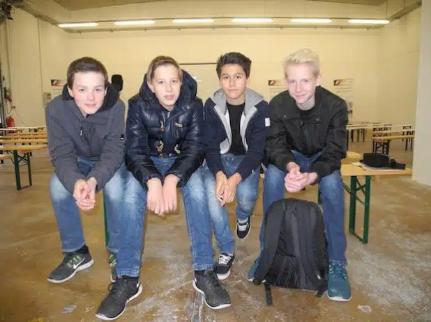 Die Klasse 7a des St. Ursula-Gymnasiums Neheim, das den zweiten Platz belegte (v.l.n.r.): Jonas Hammerschmidt (Konstrukteur), Sören Freitag (Ressourcenmanager), Carlos Gomes Buco (Teammanager/Produktionsingenieur) und Thilo Wommelsdorf (Grafikdesigner) - Foto: Kolping-Bildungszentren Südwestfalen