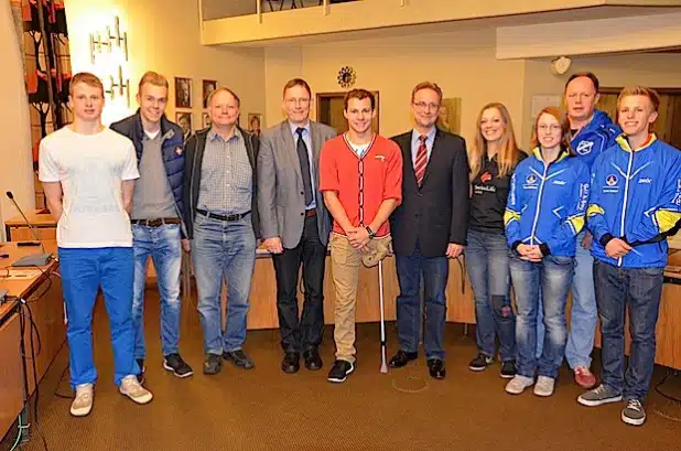 Die Ehrung der anwesenden Deutschen Meister/-innen im Ratssaal durch Stadtrat Udo Hoffmann und Bürgermeister Hans-Peter Hasenstab (Foto: Stadt Hilchenbach).