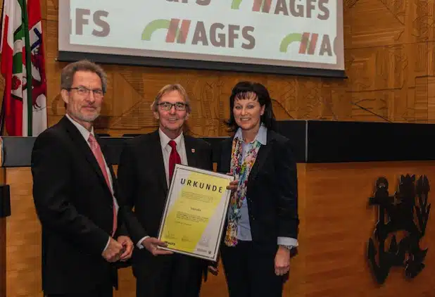 Michael Heinze und Christine Fuchs überreichten die Urkunde an Bürgermeister Dr. Peter Paul Ahrens (Foto: Uwe Reinert Photography).