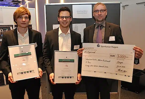 Von links nach rechts: Melvin Richhardt, Sebastian Richter und Laudator Ulrich Pint von der Wilhelm Rutenbeck GmbH & Co. KG in Schalksmühle (Foto: Fachhochschule Südwestfalen).