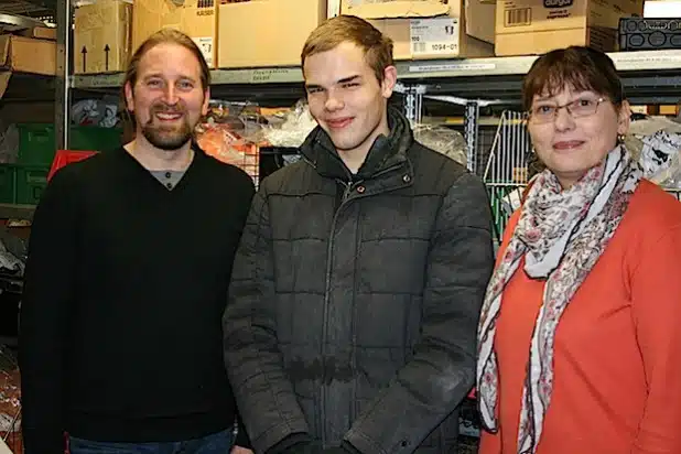 Von links nach rechts: Bauleiter Carsten Römer, Tim Hihn und Ariane Arnold, Spezialistin für Rehabilitation bei der Arbeitsagentur (Foto: Agentur für Arbeit Meschede-Soest).