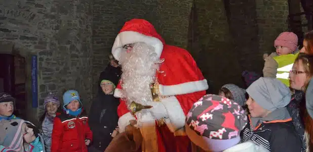 Nach dem Rundgang gab es Süßigkeiten vom Nikolaus (Foto: Britta Gerstendorf/Märkischer Kreis).