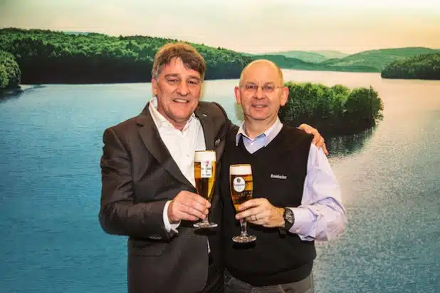 Bernd Wahler (Präsident des VfB Stuttgart) und Uwe Riehs (Geschäftsführer Marketing der Krombacher Brauerei) stoßen mit einem frisch gezapften Krombacher auf die vorzeitige Vertragsverlängerung an (Foto: Krombacher Brauerei).