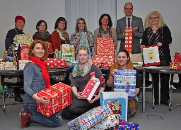 Von rechts nach links: Helga Rolf, Leiterin des Fachdienstes Jugend und Familie, Bürgermeister Christof Sommer und Sabine Pfeffer, stellvertretende Bürgermeisterin, sind auch in diesem Jahr wieder im Einsatz für die Weihnachtswunschbaumaktion (Foto: Stadt Lippstadt).