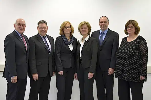 Prorektor Prof. Dr. Erwin Schwab, Kanzler Heinz-Joachim Henkemeier, Prorektorin Prof. Dr. Christine Kohring, Prorektorin Prof. Dr. Marie-Theres Roeckerath-Ries, Rektor Prof. Dr. Claus Schuster und die Gleichstellungsbeauftragte Dagmar Driesen (v.l.n.r.) - Foto: Fachhochschule Südwestfalen.