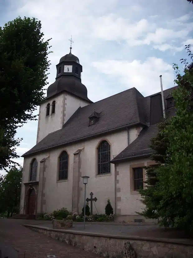 Ein aktuelles Foto der St.-Sturmius-Kirche Leitmar aus dem Jahr 2013.