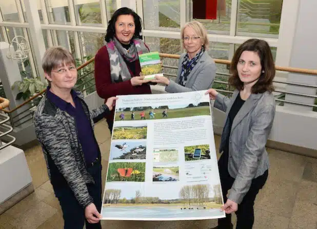 Projektleiterin Petra Salm (hinten r.) und Birgit Beckers, Geschäftsführerin der ABU (l.), überreichten zusammen mit Natalia Jaworski (r.) Landrätin Eva Irrgang das druckfrische Buch „Naturschätze Südwestfalens entdecken – 50 ausgewählte Gebiete für Naturliebhaber". Foto: Thomas Weinstock/Kreis Soest