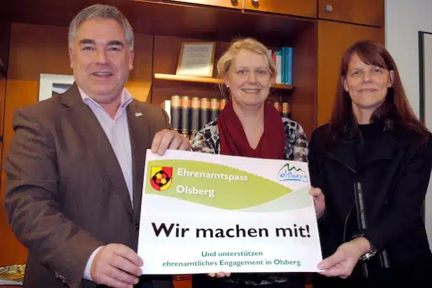 „VIP-Karte“ für ehrenamtliches Engagement in Olsberg (v.li.): Bürgermeister Wolfgang Fi-scher, Karina Wallmeier und Elisabeth Nieder. Bildnachweis: Stadt Olsberg