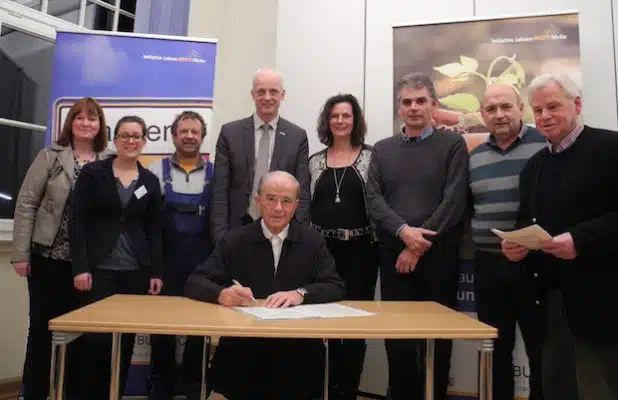 Der Gründungsvorstand des Vereins zur Förderung natürlicher Lebensgrundlagen (v. l.): Elisabeth Fley, Carolin Vomhof, Lothar Schneider, Bürgermeister Christoph Ewers, Mechthild Ermert-Heinz, Bodo Beul, Peter Fasel, Ulrich Krumm und (sitzend) Vorsitzender Ludwig Sahm. Foto: Gemeinde