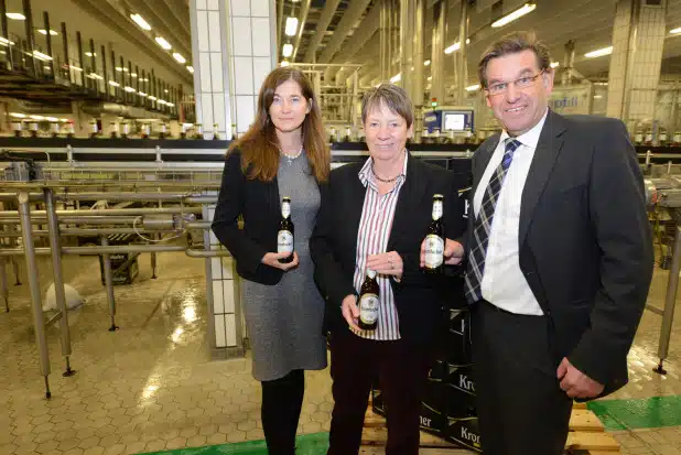 Petra Schadeberg-Herrmann, Gesellschafterin der Krombacher Brauerei, und Helmut Schaller, technischer Geschäftsführer, freuten sich über den Besuch von Bundesumweltministerin Dr. Barbara Hendricks, die sich in der Krombacher Brauerei über das Engagement im Mehrwegbereich informierte (Foto: Krombacher Brauerei).