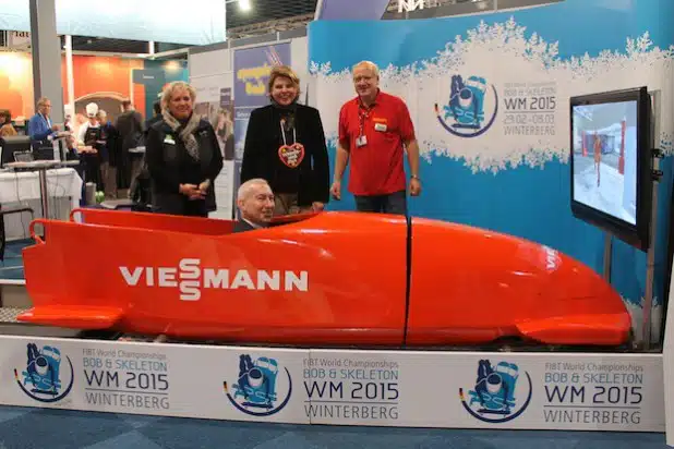 Der Deutsche Botschafter in den Niederlanden, Franz Josef Kremp, versuchte sich als einer der ersten als Bobfahrer im Simulator am Sauerländer WM-Stand auf der Vakantiebeurs in Utrecht. Mit im Bild (v.l.): Susanne Kleinsorge (Ferienwelt Winterberg), Michaela Klare (DZT Niederlande) und Wolfgang Cramer (Olympic Bob Race, Winterberg) - Foto: Anna Galon, Sauerland-Tourismus.