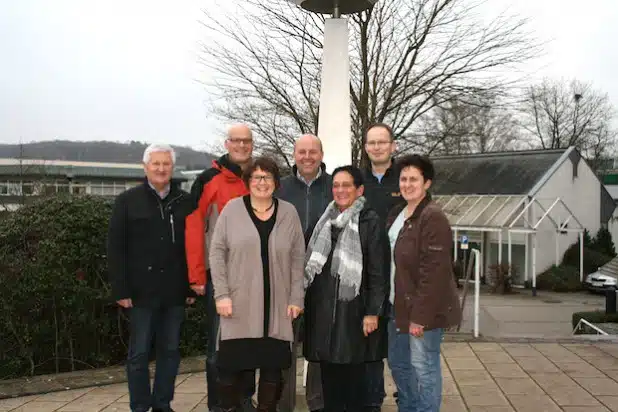 „Hand in Hand Neunkirchen e. V.“ bietet umfangreiche Hilfeleistungen an, damit  ältere Menschen in der eigenen Wohnung bleiben können. Außerdem unterstützt der Verein diejenigen, die durch die Erkrankung eines Familienmitglieds auf Hilfe angewiesen sind. Dem neuen Vorstand gehören Friedrich Wenzelmann, Martin Schreiber, Bettina Großhaus-Lutz, Johannes Schneider, Marlies Schindler, Jörg Capito und Claudia Müller (v.l.) an - Foto: Gemeinde Neunkirchen.