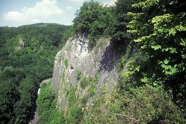 Kalkfelsen im Naturschutzgebiet Hönnetal (Foto: M. Bußmann/Märkischer Kreis)