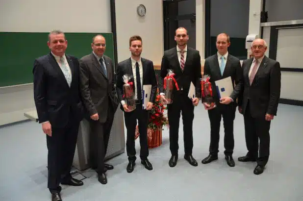 (v.l.n.r.)  J.Wolfgang Kirchhoff, Rektor Prof. Dr. Claus Schuster, Preisträger Florian Ernst, Daniel Loock, Martin Goretzky, Prorektor Prof. Dr. Erwin Schwab