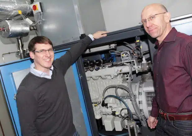 Robin Lötters (links, Geschäftsführer des Drahtwerks Fried. Lötters) und Dieter Gredig (Technischer Leiter der Stadtwerke Hemer) vor dem neuen BHKW der Firma Lötters (Foto: Stadtwerke Hemer).