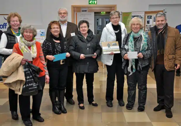 Wissen und Losglück bescherten (v.l.n.r.) Ingeborg Motog, Ilse Traven, Magdalene Michel, Ingrid Deifuß, Marita Beckort und Margret Schulte-Steinberg beim Markt der Möglichkeiten attraktive Preise (Foto: Stadt Lippstadt).