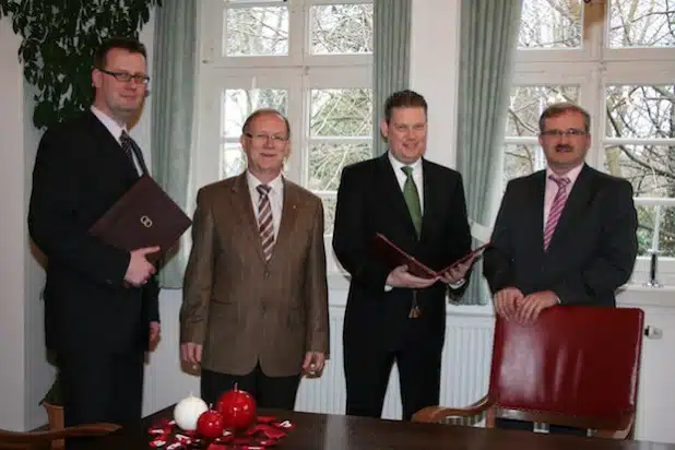 Von links: Die vier Erwitter Standesbeamten; Fachbereichsleiter Sven Hoppe, Stadtarchivar Hans-Peter Busch, Aufgabenbereichsleiter Jörg Blöming und Aufgabenbereichsleiter Peter Megger (Foto: Stadt Erwitte).