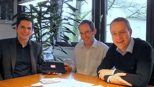 Bürgermeister Christian Pospischil (l.) nahm aus den Händen von Thomas Corte (r.) und Christian Springob von der Werbegemeinschaft Attendorn symbolisch einen ersten Freifunk-Router entgegen (Foto: Hansestadt Attendorn).