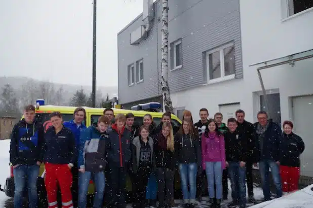 Schülerinnen und Schüler der Hauptschule Kirchhundem informierten sich über die Arbeitsabläufe in der Rettungswache Lennestadt (Foto: privat).