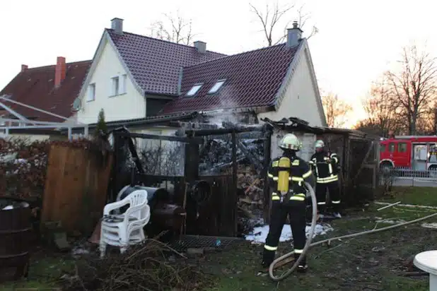 Die Gartenlaube wurde durch die Flammen völlig zerstört (Foto: Kreispolizeibehörde Soest).