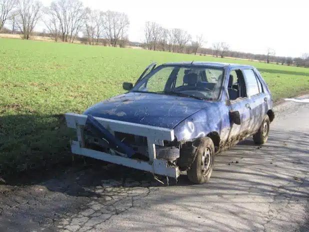 Im Stil eines Rallyefahrers, aber ohne Zulassung, unterwegs (Foto: Kreispolizeibehörde Soest).