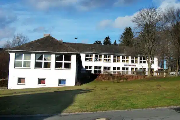 Im Sommer 2014 wurde die frühere Anne-Frank-Schule geschlossen. Die Gemeinde Bestwig möchte nun gemeinsam mit Interessierten neue Perspektiven für das Areal entwickeln (Foto: Gemeinde Bestwig).