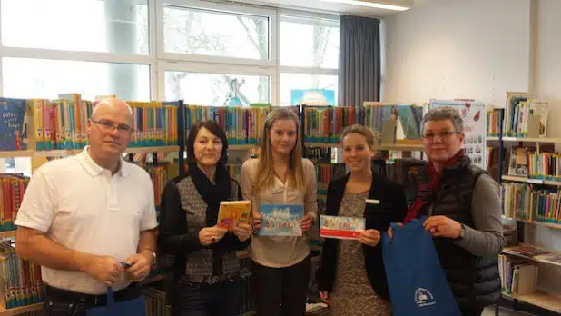 Vertreter von Krankenhaus, Sparkasse und Stadtbücherei freuen sich über die Fortsetzung der „Mescheder Bücherwürmchen“ (Foto: Stadtbücherei Meschede).