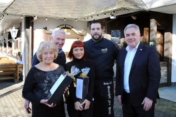 Bürgermeister Wolfgang Fischer gratulierte den Eheleuten Annegret und Claus Bernecker (li.) zum 2. Platz beim „Westfälischen Gastronomiepreis 2014“ und wünschte ihren Nachfolgern Mandy und Alexander Gerlach viel Erfolg (Foto: Stadt Olsberg).