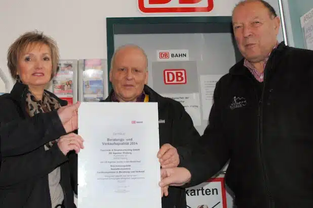 Freude über das Bahn-Zertifikat (v.r.): Hans-Jürgen Mansfeld, Leonhard Benk und Martina Kraft (Foto: Stadt Olsberg).