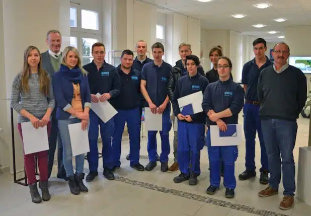 Der Geschäftsführer der EMG, Herr Edgar Michael Schäfer, Betriebsratsvorsitzender Stefan Köster sowie die Ausbildungsleiter Lena Rawe und Rony Brüser gratulieren herzlich zum Abschluss der Ausbildung (Foto: EMG Automation GmbH).