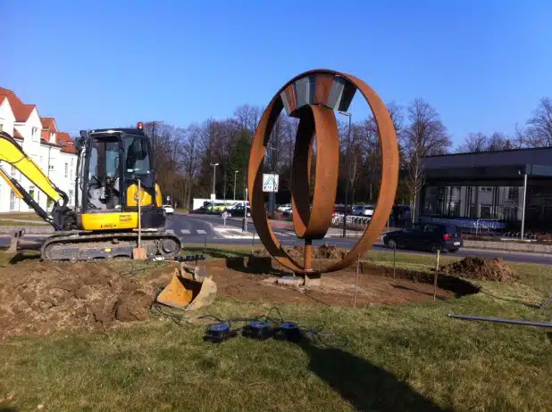 Die Skulptur im Kreisverkehr Wulf-Hefe-Straße wird mit einer optimalen Lichtinstallation in Szene gesetzt. Die Stadtwerke Werl installieren sechs LED-Strahler, die das Kunstwerk "Rad für die Raumkultur" beleuchten sollen (Foto: Stadtwerke Werl).