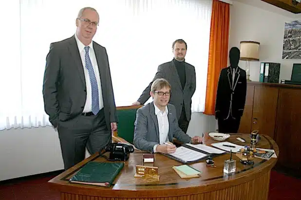 Unterzeichneten den Partnerschaftsvertrag für den Geopark GrenzWelten: Bestwigs Bürgermeister Ralf Péus (l.) und Jens Deutschendorf, Erster Kreisbeigeordneter des Landkreises Waldeck-Frankenberg. Mit im Bild: Museumsleiter Dr. Sven-Hinrich Siemers (r.) - Foto: Gemeinde Bestwig.