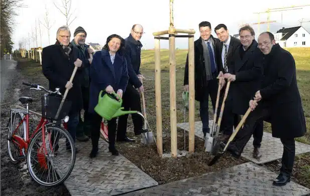 Die erste Pflanzkampagne der Alleenradroute "Grünes Band zwischen Soest und Lippstadt" schlossen Landrätin Eva Irrgang (3.v.l.) und der Präsident des Rotary Clubs Soest-Lippstadt, Dr. Bernd Neuhoff (2.v.r.), mit der Pflanzung einer Birke ab. Mit dabei waren (v.l.) Wolfgang Kißler (Rotary Club Soest-Lippstadt), Klaus Hamel (GaLa-Baubetrieb Wolfhagen) Christof Sommer (Bürgermeister Stadt Lippstadt), Peter Wapelhorst (Erster Beigeordneter Stadt Soest), Malte Dahlhoff (Bürgermeister Bad Sassendorf) und Klaus Schulze (Rotary Club Soest-Lippstadt und Ideengeber) - Foto: Thomas Weinstock/Kreis Soest.