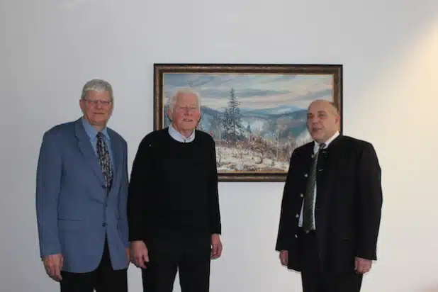 Kreis-Dezernent Henning Setzer (rechts) und Hartmut Moos (links), zuständig für Jagdangelegenheiten beim Kreis Siegen-Wittgenstein, verabschiedeten Dieter Wagener nach 45 Jahren aus dem Kreisjagdbeirat (Foto: Kreis Siegen-Wittgenstein).