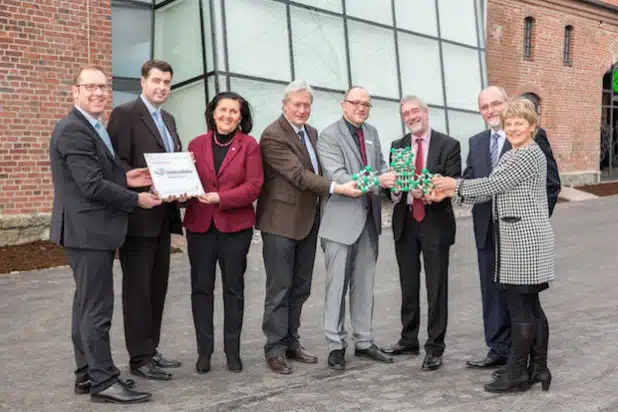 Das Foto zeigt (von links nach rechts): Geschäftsführer der Südwestfalen Agentur GmbH Hubertus Winterberg, Bürgermeister der Gemeinde Bad Sassendorf Malte Dahlhoff, Landrätin Kreis Soest Eva Irrgang, Vizepräsident des Landtags des Landes Nordrhein-Westfalen Eckhard Uhlenberg, Museumsleiter Dr. Oliver Schmidt, Staatssekretär Dr. Günther Horzetzky (Ministerium für Wirtschaft, Energie, Industrie, Mittelstand und Handwerk des Landes Nordrhein-Westfalen), Regierungspräsident Regierungsbezirk Arnsberg Dr. Gerd Bollermann, Marlies Stotz, MdL - Quelle: Tagungs- und Kongresszentrum Bad Sassendorf GmbH.