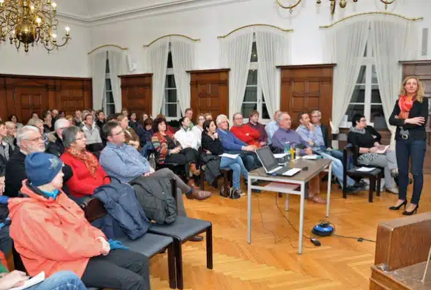 Rund 80 Interessierte waren der Einladung der Verwaltung ins Rathaus gefolgt, um sich unter anderem von Karin Rodeheger, Kämmerin und Erste Beigeordnete (r.) die Maßnahmen zur Unterbringung und Betreuung von Flüchtlingen in Lippstadt erläutern zu lassen (Foto: Stadt Lippstadt).