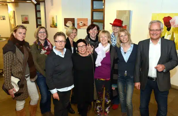 Acht der Künstlerinnen von „Frauen Art“ waren anwesend, als Kreisdirektor Dirk Lönnecke die Ausstellung eröffnete (Foto: Wilhelm Müschenborn/Kreis Soest).