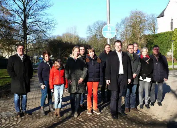 Bei einem Ortstermin auf dem Fritz-Kühn-Platz erläuterten Bauressortleiter Mike Janke (v.) und seine Mitarbeiter aus den beteiligten Abteilungen der Stadtverwaltung zusammen mit Vertretern der Märkischen Verkehrsgesellschaft (MVG), der Stadtwerke, der Firma Westnetz und der Baufirma Sauer & Sommer aus Meschede das weitere Vorgehen bei der Baustelle Altstadt (Foto: Stadt Iserlohn).