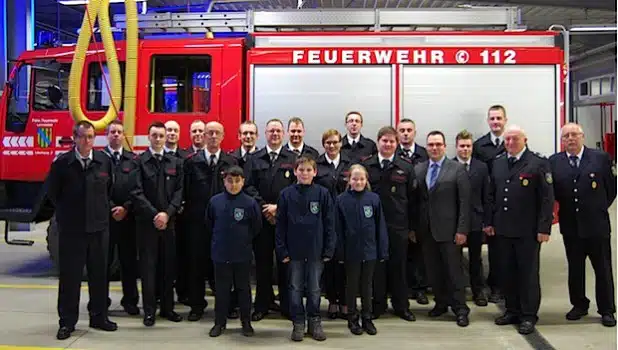 Zahlreiche Beförderungen und Ehrungen konnten durch Dietmar Eckhart und Karsten Schürheck vorgenommen werden (Foto: Freiwillige Feuerwehr Lennestadt).