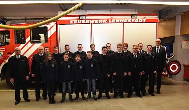 Zahlreiche Beförderungen und Eherungen konnten durch Dietmar Eckhart und Stefan Hundt vorgenommen werden (Foto: Feuerwehr Lennestadt).