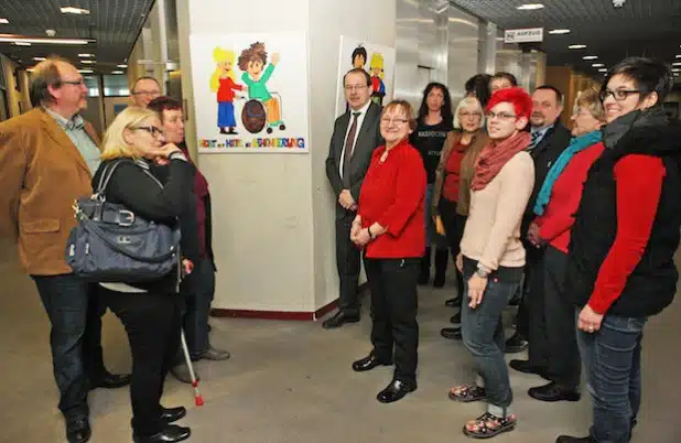 Landrat Thomas Gemke eröffnete die Ausstellung mit den Bildern zum Thema "Kinderrechte" (Foto: Hendrik Klein/Märkischer Kreis).