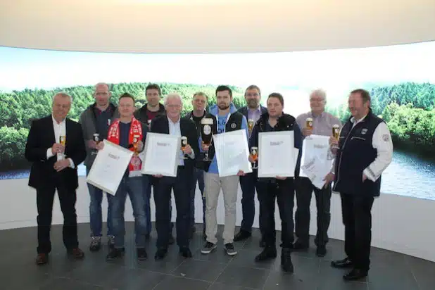 Von links nach rechts: Ulrich Stupperich (Repräsentant der Krombacher Brauerei), Maik Uebach (TSV Siegen Ü32), Frank Lindner (SV Setzen Ü32), Dirk Schäfer (SpVgg Anzhausen Ü40), Heinz Bernd Freund (TSV Siegen Ü50), Armin Bieber (SG Kredenbach Ü50), Toni Gänge (1. FC Kaan-Marienborn), Marco Michel (Kreisvorsitzender), Tim Bröker (SG Mudersbach/Brachbach), Martin Büdenbender (TuS Wilndsorf Ü40) und Robert Buckard (Pokalspielleiter) stoßen auf eine gelungene Fußballsaison an - Foto: Krombacher Brauerei.