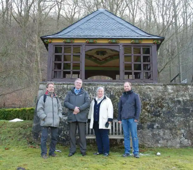 LWL- Denkmalpflegerin Dr. Bettina Heine-Hippler (2.v.r.) und Siegfried Stolz (l.) von der Unteren Denkmalbehörde zeigten Bürgermeister Klaus Hülsenbeck (2.v.l.) das sanierte Gartenhaus. Die Arbeiten wurden von Restaurator Chris Theile durchgeführt (r.) - Foto: LWL/Bodi.