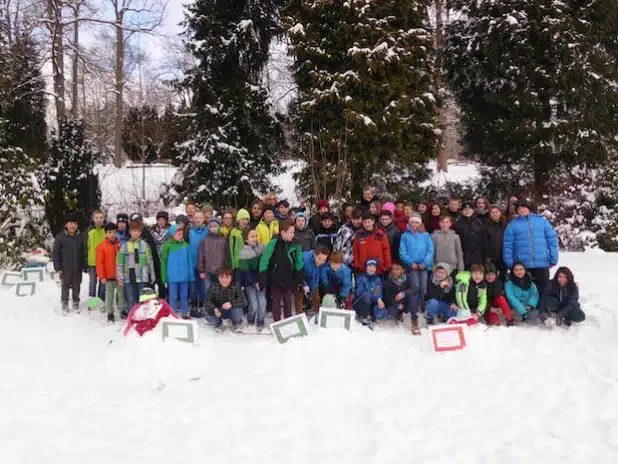 Die Klassen 5 der Realschule in Hilchenbach haben ihre Schneefrauen und  -männer auf dem Schulhügel, der Gerichtswiese und dem Gelände der alten Florenburg-Grundschule errichtet (Foto: Stadt Hilchenbach).